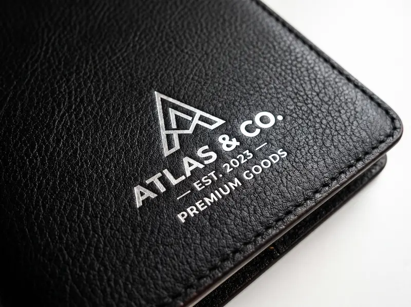 Agenda de piel negra estampada con foil plata digital sin clichés