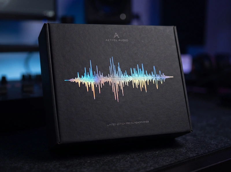 Estuche de cartón mate con diseño estampado hot stamping holográfico